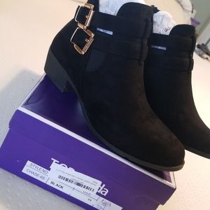 NWT black ankle boots